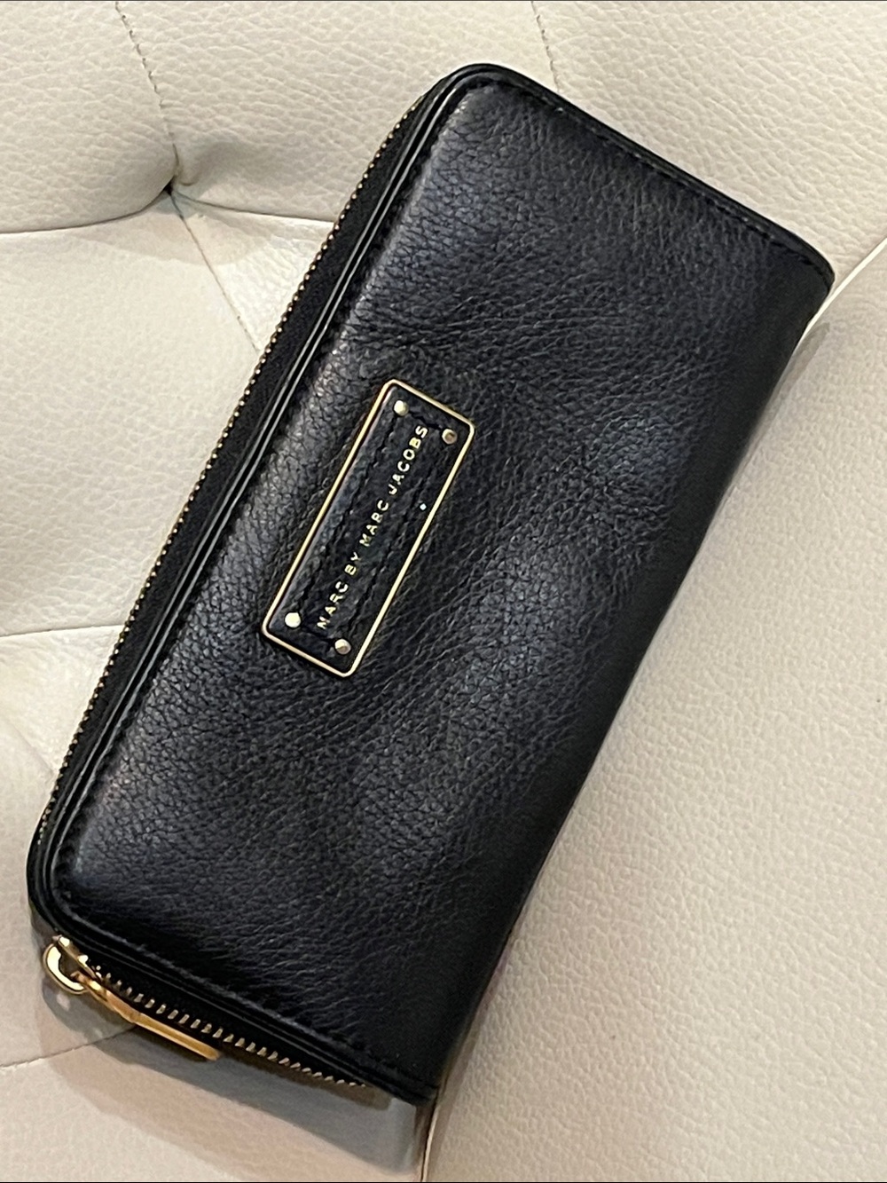Marc Jacobs Black Leather Zip Wallet with Gold Plaque Beautiful